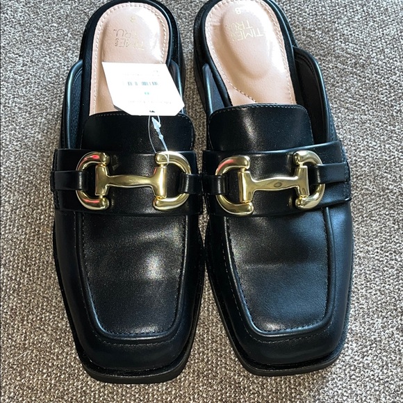 Time and Tru Black Loafers/Mules with Gold Accent size 8 - Picture 1 of 4
